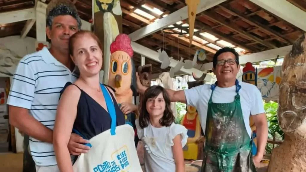 Esculturas de galinhas do artista Gilberto Carcará